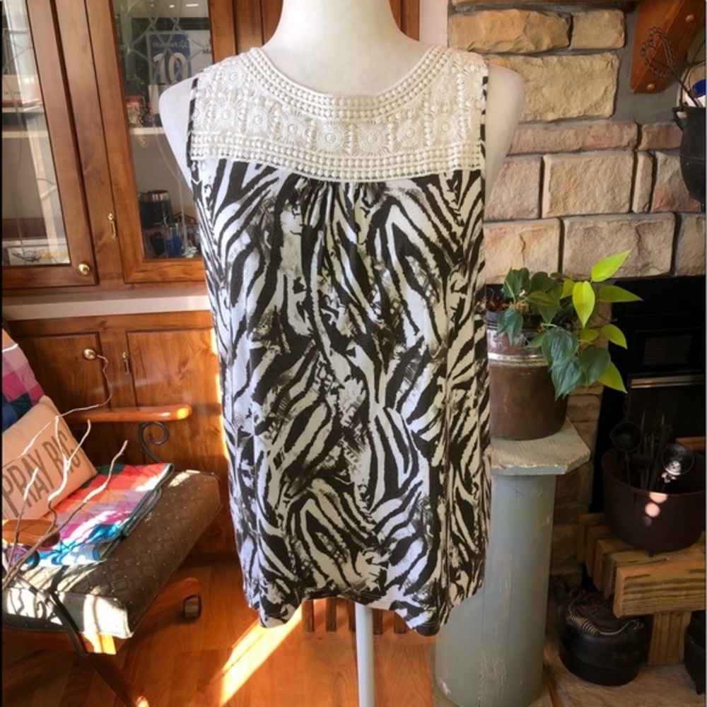 PLEIONE SIZE MEDIUM DARK GREEN AND WHITE SLEEVELESS TOP WITH EMBROIDERED CHEST
